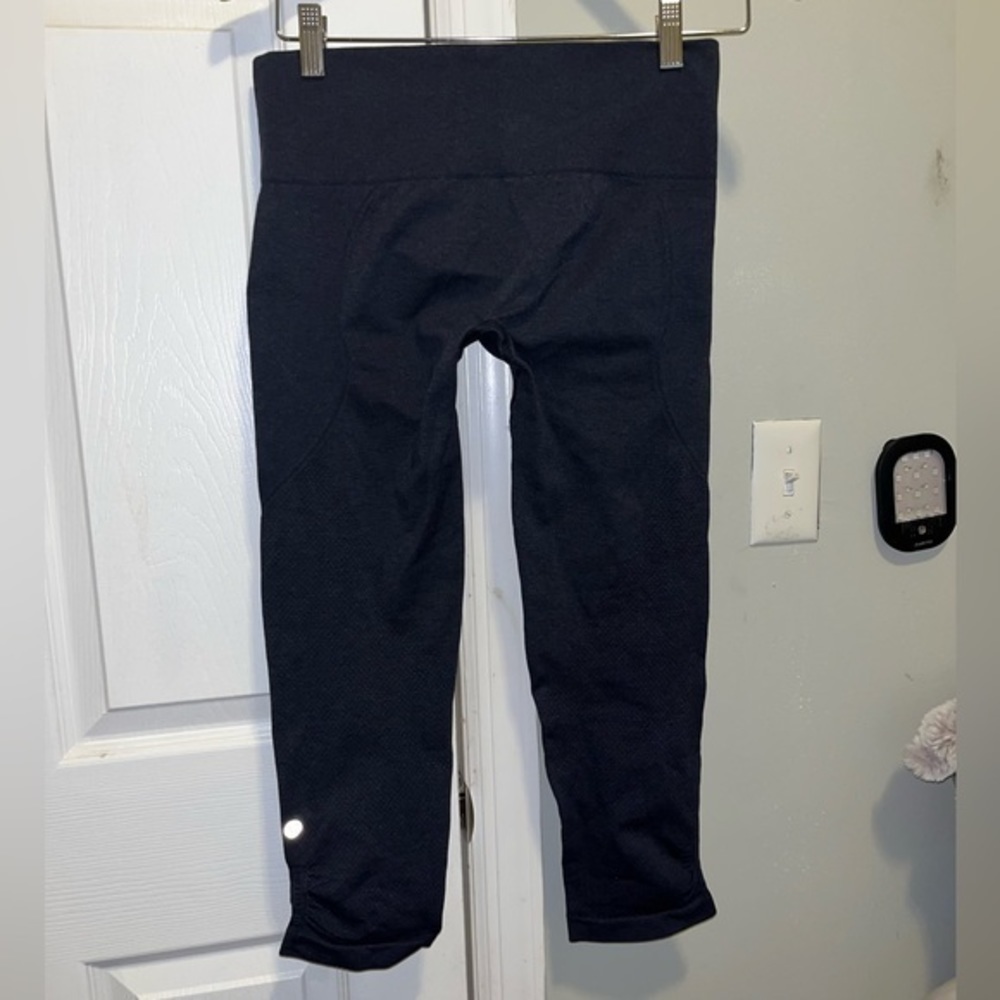 Lululemon seamless cropped size 8 - Picture 3 of 6